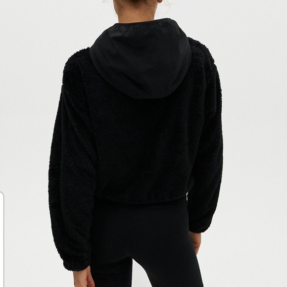 TNA ARITZIA Keaton Mullein Fuzzy Cropped Hoodie - Picture 3 of 12